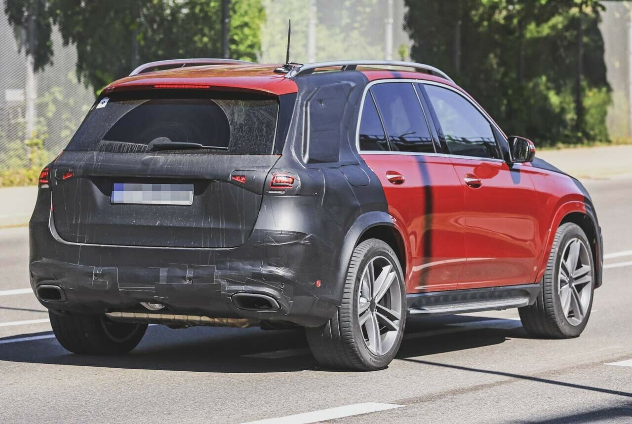 Der rote Riese von Mercedes auf Testfahrt