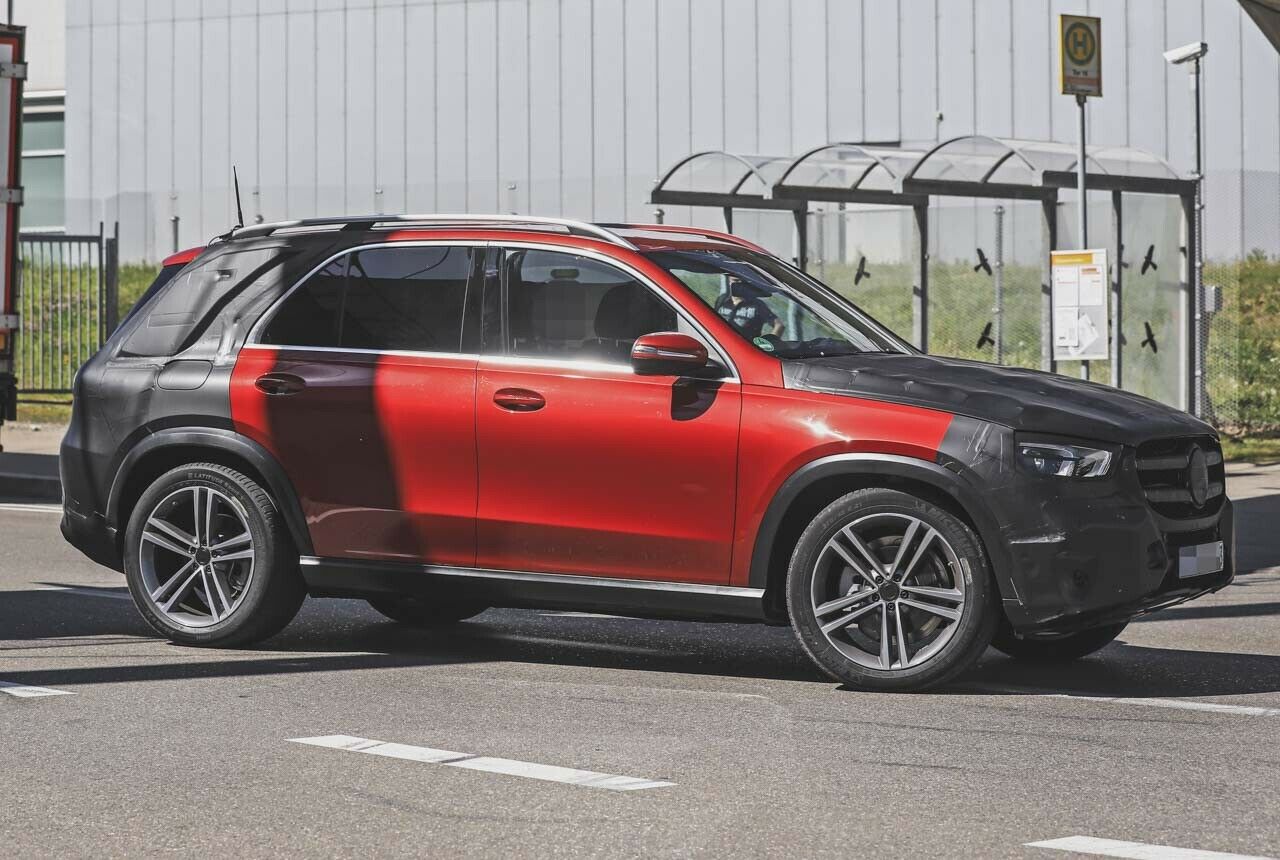 Der rote Riese von Mercedes auf Testfahrt