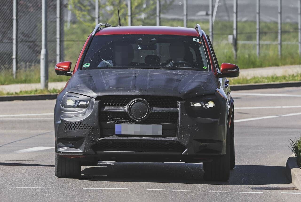 Der rote Riese von Mercedes auf Testfahrt