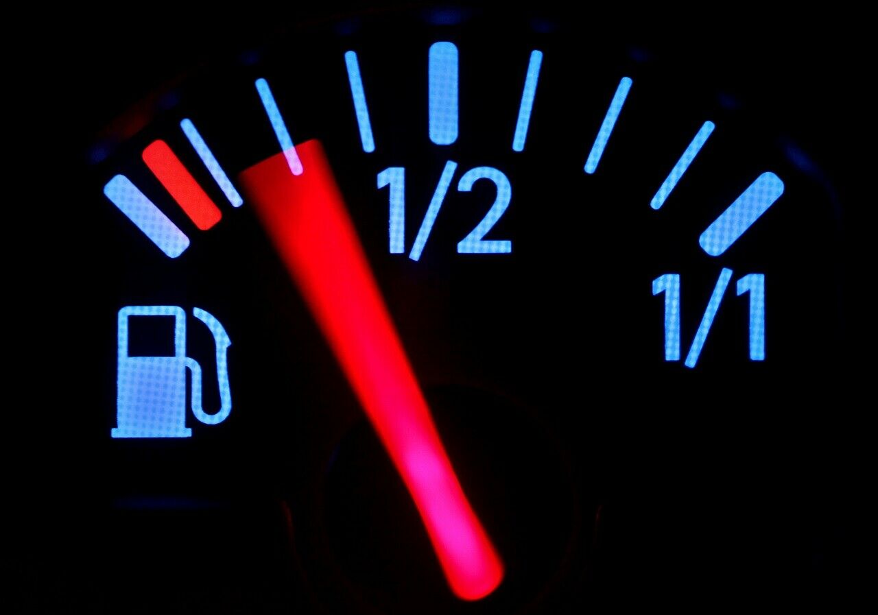 Diese Anzeige versuchen Autofahrer bei den aktuellen Spritpreisen m&ouml;glichst lange herauszuz&ouml;gern. Diese Tipps k&ouml;nnen helfen