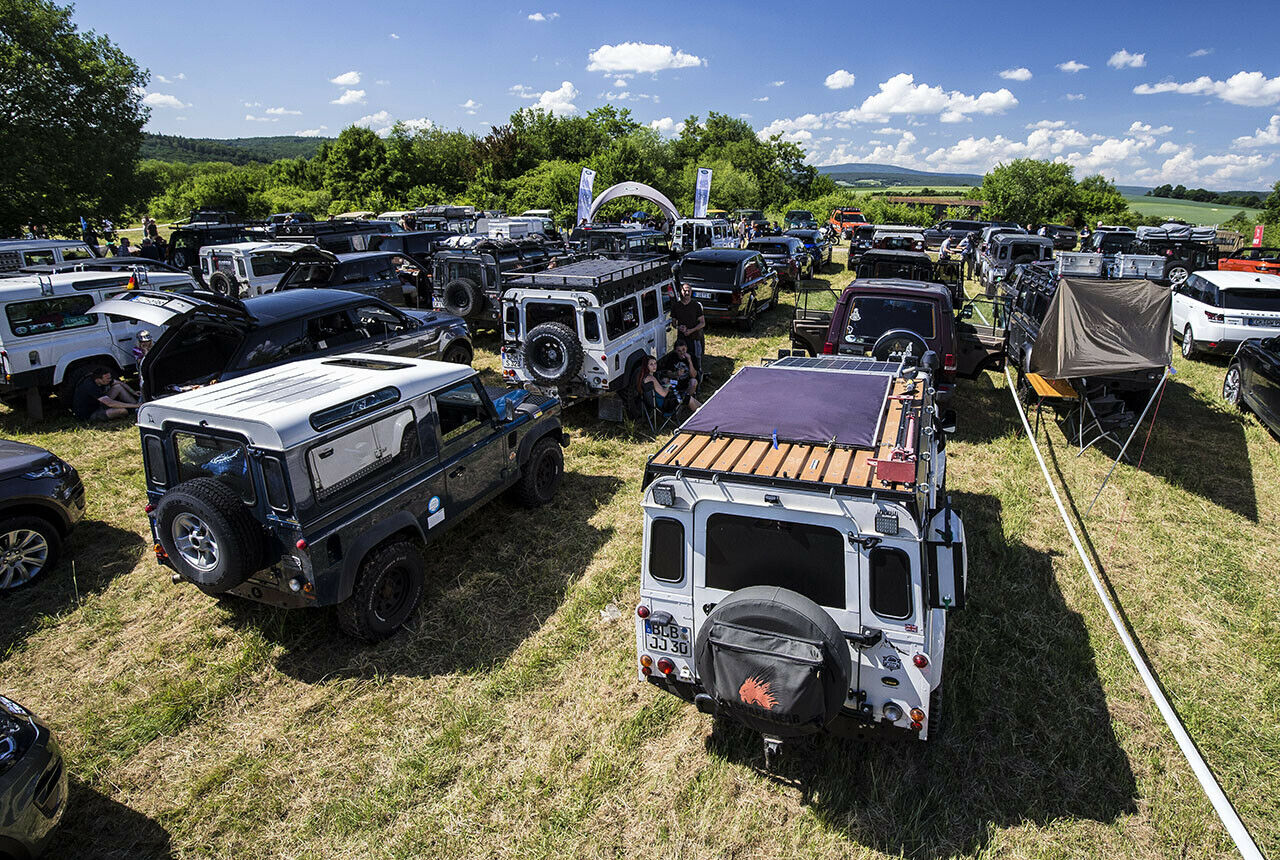Die Vorbereitung für den Weltrekordversuch der längsten Land Rover Parade: Ohne Defender-Modelle wäre hier viel Grün zu sehen
