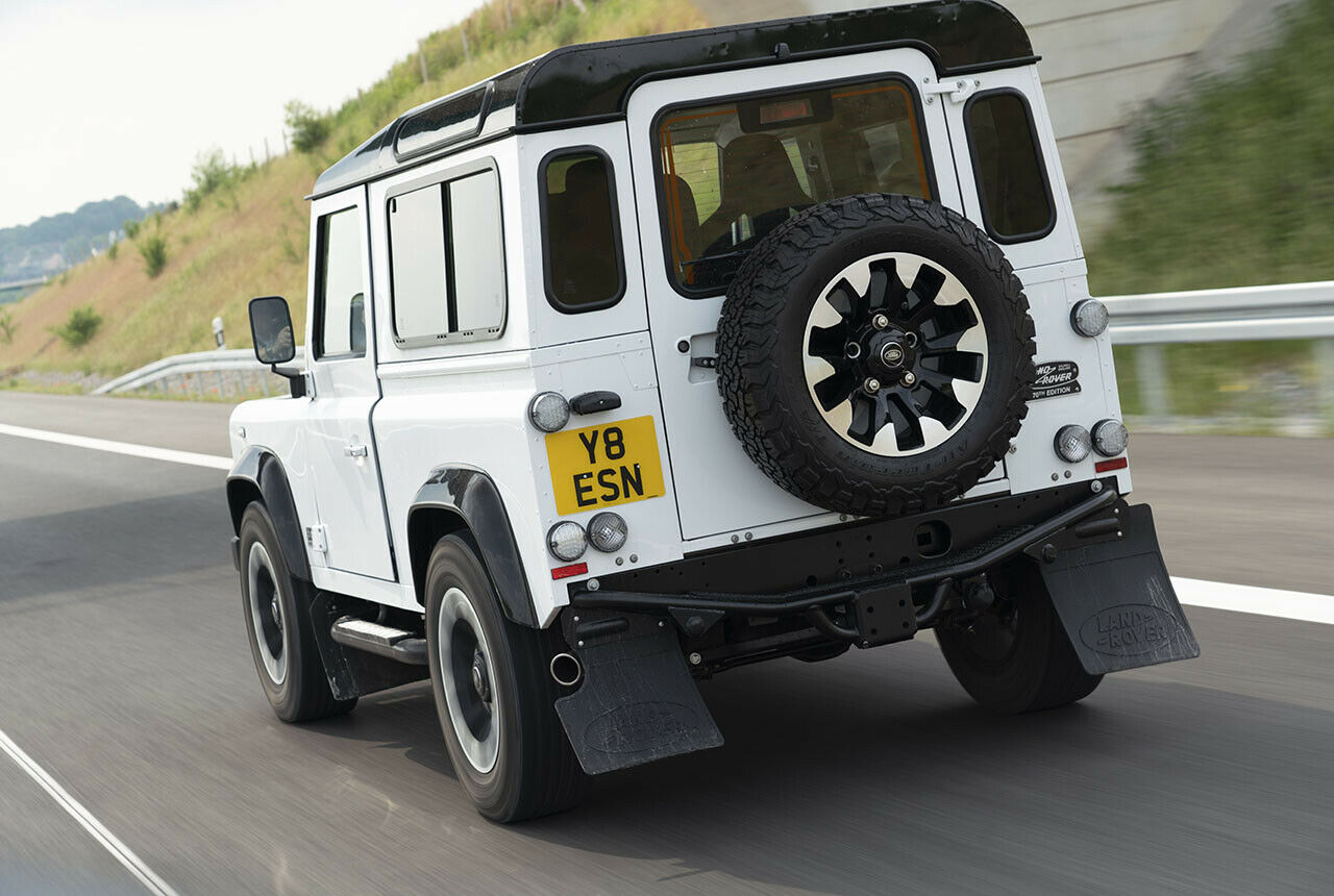Im Land Rover Defender V8 Works mobilisiert ein 5,0-Liter-V8-Sauger 405 PS und ein Drehmoment von 515 Nm