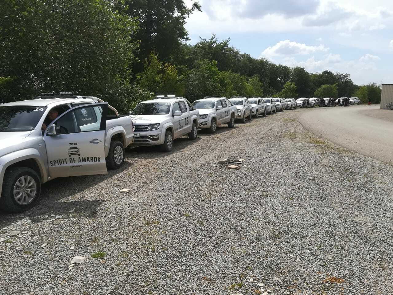 Nacheinander treten die 16 Teilnehmerpaare gegeneinander an