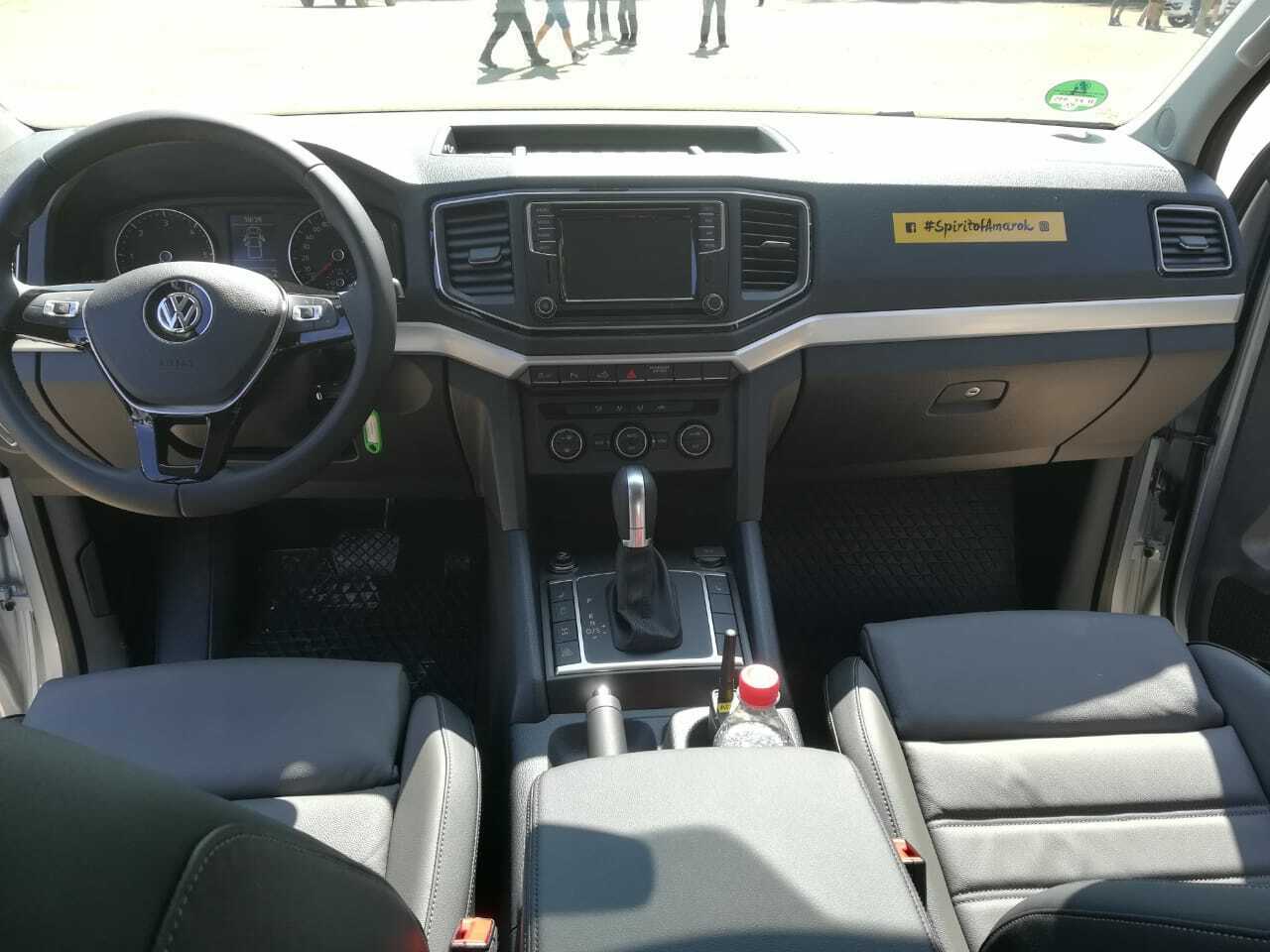 Bevor es losgeht, machen sich die Teilnehmer mit dem Amarok vertraut