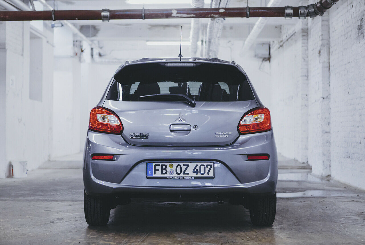 Hinten leuchtet der  Mitsubishi Space Star mit LED