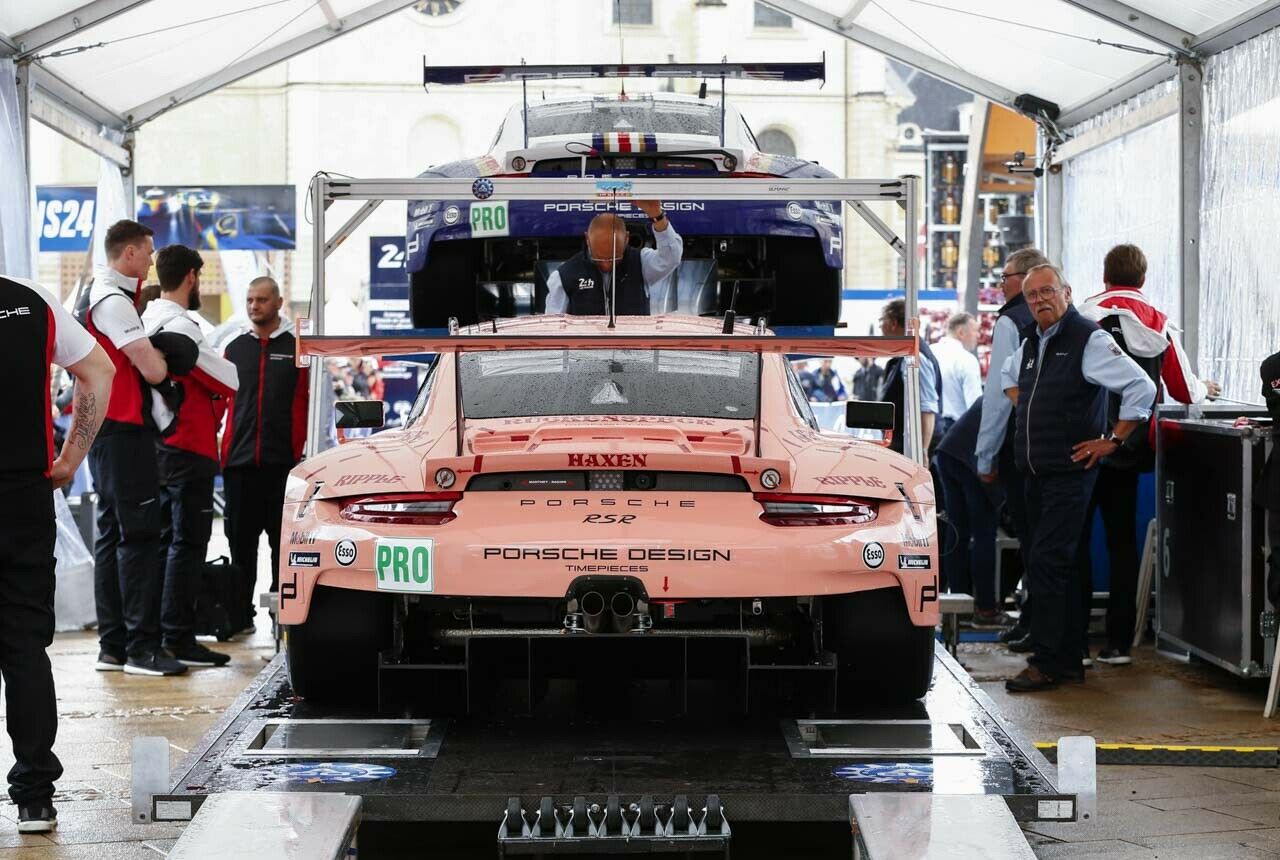 Weit entfernt von der Serie: Der klassische Hecktriebler Porsche 911 wird als schnellste GT-Variante RSR zum Mittelmotor-Sportler