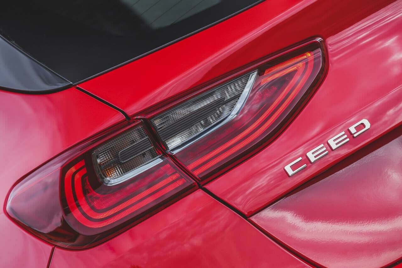 Die Form der Rückleuchten erinnert an den Hyundai i30, die Grafik ist eigenständig