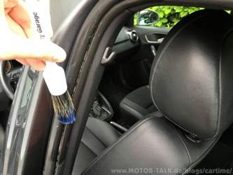 Reinigen mit Pinsel, abwischen und...