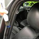 Reinigen mit Pinsel, abwischen und...