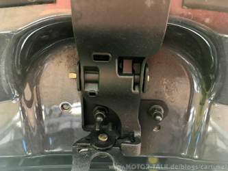 Ausgangszustand Motorhaubenscharnier