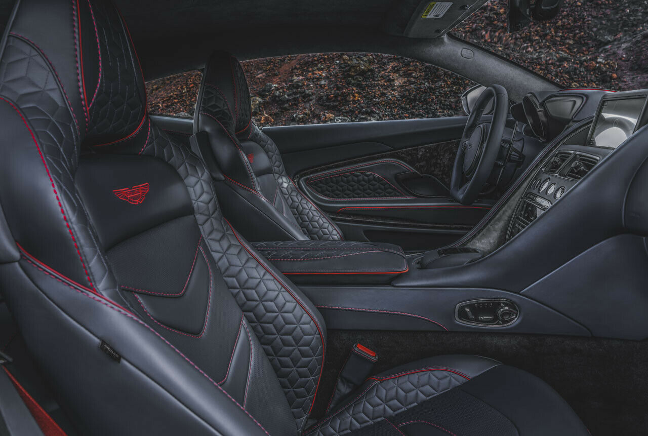 Der Innenraum des Aston Martin DBS Superleggera: Das abgeflachte Lenkrad sowie die Sportsitze sind serienmäßig