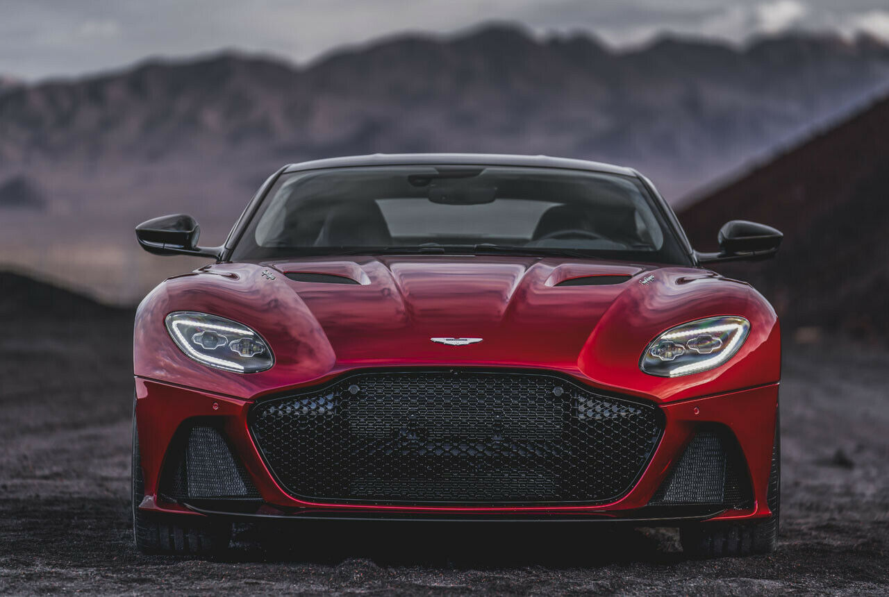 Hinter den vergitterten Lufteinlässen des Aston Martin DBS Superleggera sind die Ladeluftkühler für die beiden Turbolader des 5,2-Liter-V12 erkennbar