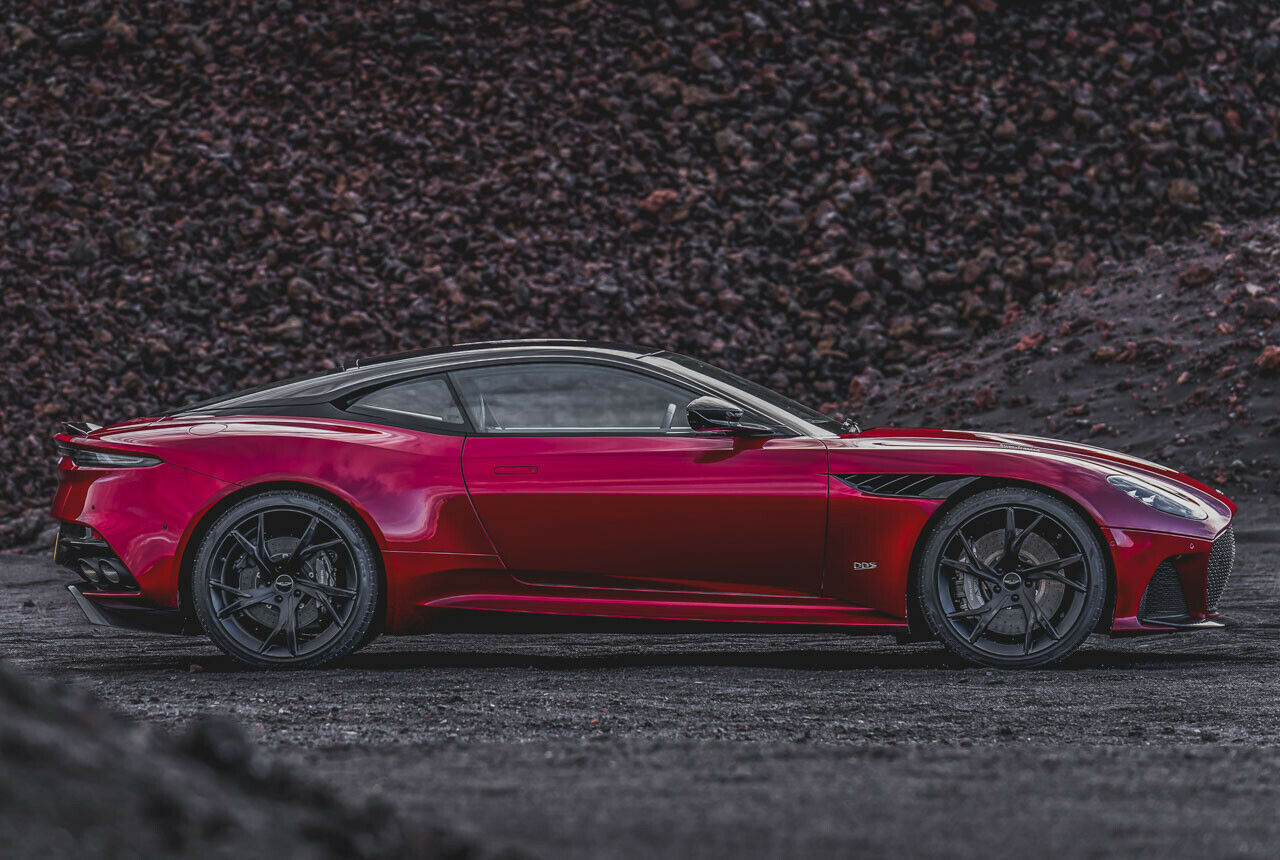 Der 4,712 Meter lange DBS Superleggera wiegt mindestens 1.693 Kilogramm. Das Gewicht ist im Verhältnis 51:49 zwischen Vorder- und Hinterachse verteilt