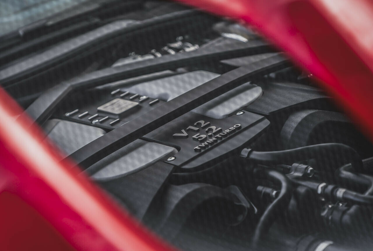 Aston Martin verbaut den doppelt aufgeladenen 5,2-Liter-V12 möglichst tief im Motorraum. Und möglichst weit hinten