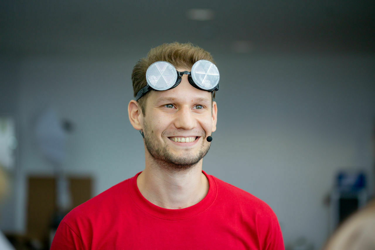 Blo&szlig; nicht abgucken: Marcel muss vor Runde zwei die Augen verdecken...