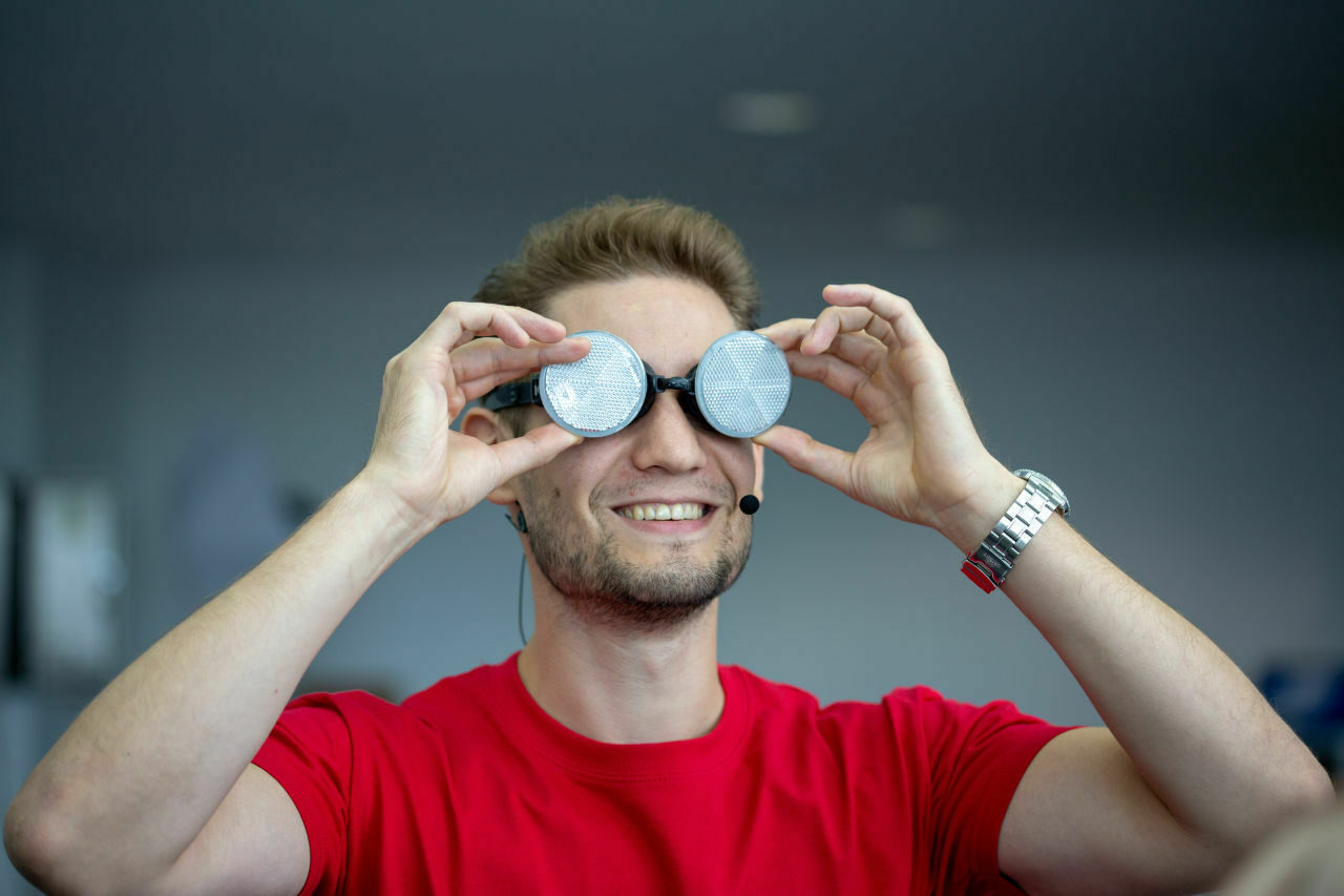 ... damit er nicht spicken kann