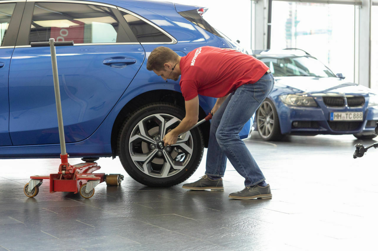 Immerhin landete er beim Reifenwechsel...