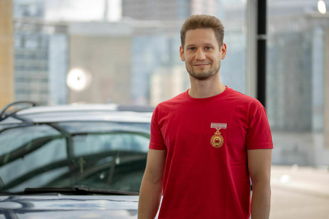 Marcel tritt im roten T-Shirt an