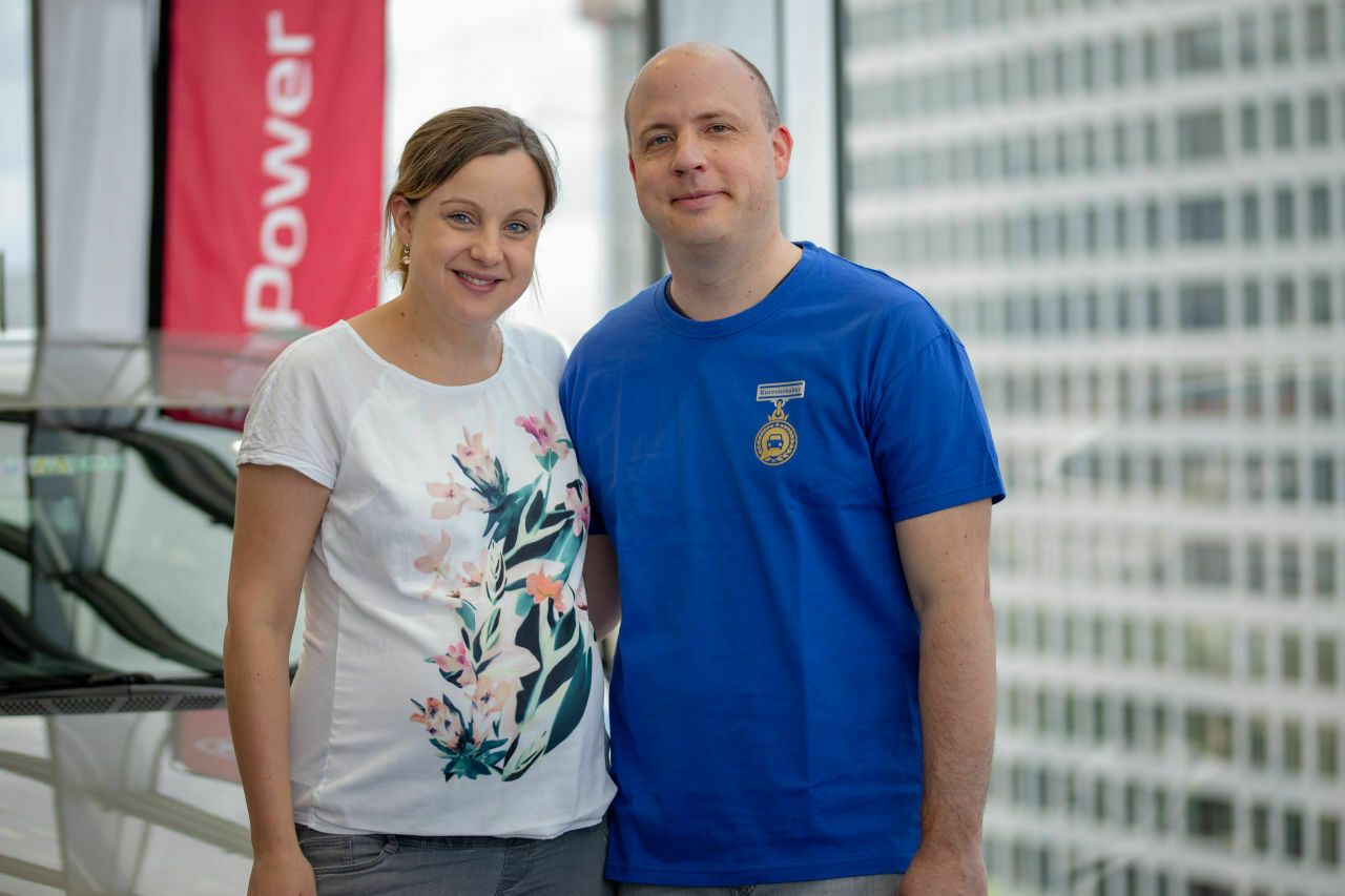 Andr&eacute; kam mit seiner Frau Carina (und verstecktem Nachwuchs)