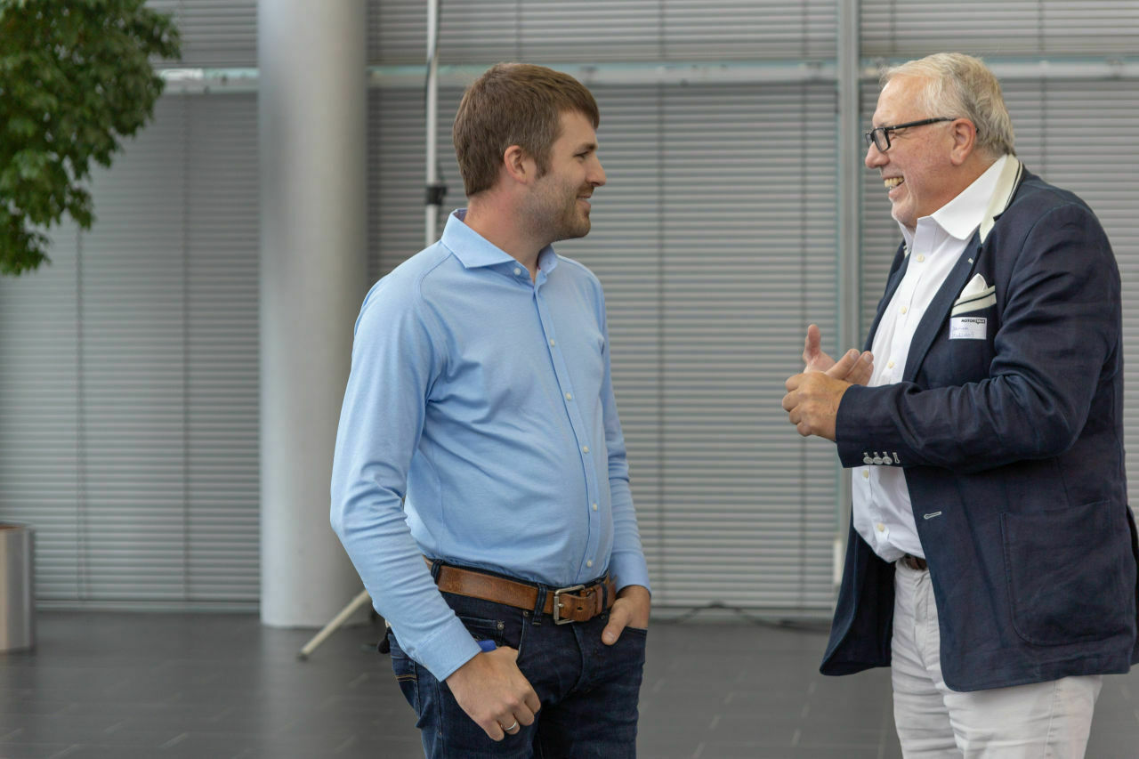 Dort begr&uuml;&szlig;t ihn Moderator Joachim Walther