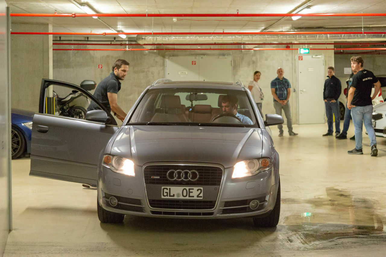 Oliver f&auml;hrt als erster mit dem Lastenaufzug hoch in den siebten Stock