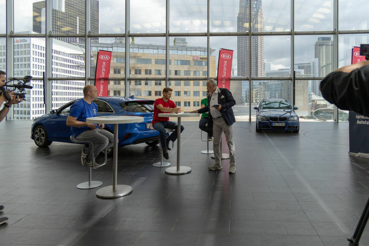 Im Wissensquiz zeigen die Kandidaten, wie gut sie sich mit Kia auskennen