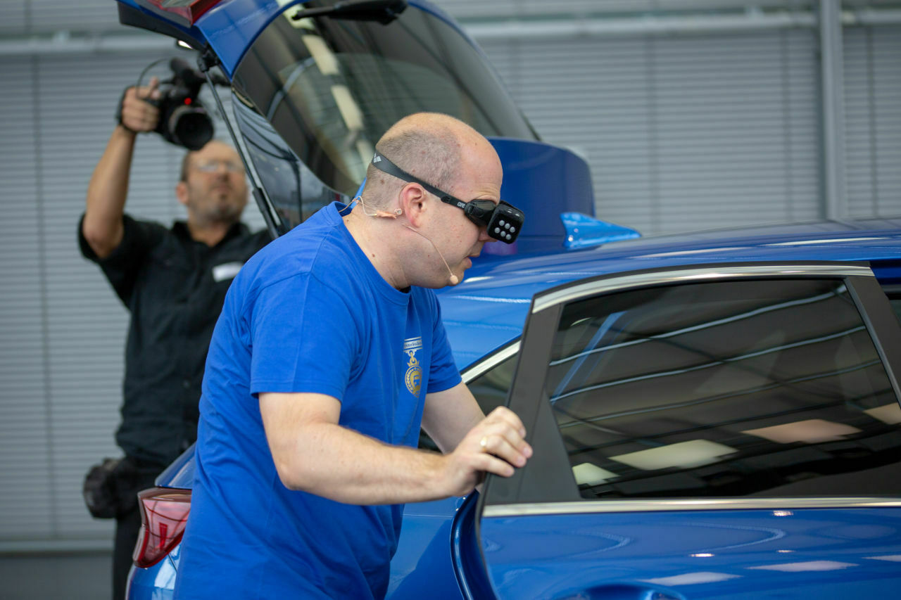 ...mit abgedunkelter Brille um das Auto laufen und am Ende wieder einsteigen. Auf Zeit!