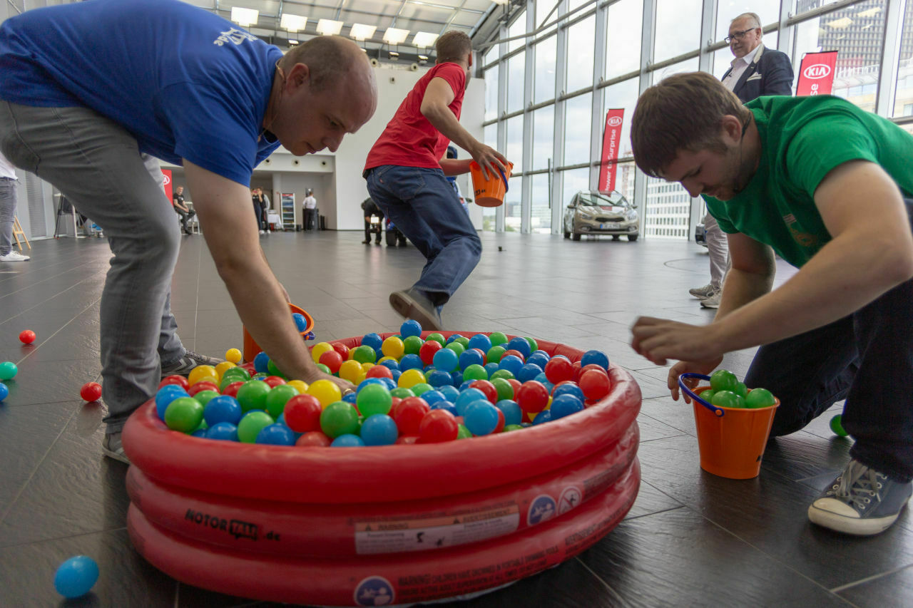 Challenge Nummer drei: B&auml;llebad-B&auml;lle in den Kofferraum des Ceed laden.