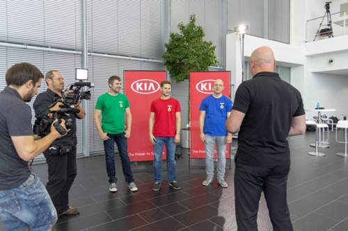 Die Siegerehrung lie&szlig; sich Kia-Deutschland-Chef Steffen Cost nicht nehmen