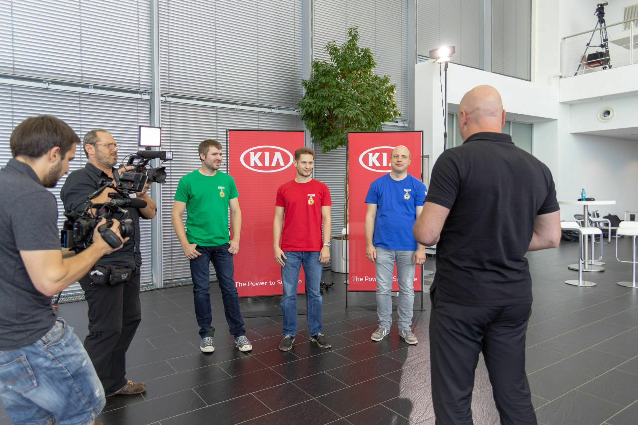 Die Siegerehrung lie&szlig; sich Kia-Deutschland-Chef Steffen Cost nicht nehmen