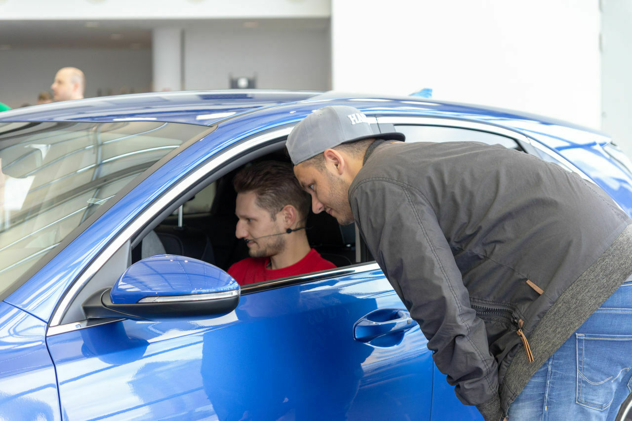 Nach der Siegerehrung sieht sich der frisch gebackene Ceed-Besitzer gemeinsam mit seiner Begleitung David den Ceed genauer an