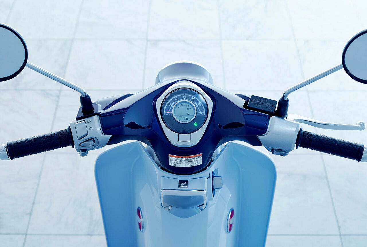 Das Cockpit der Honda mixt digitale mit analogen Anzeigen