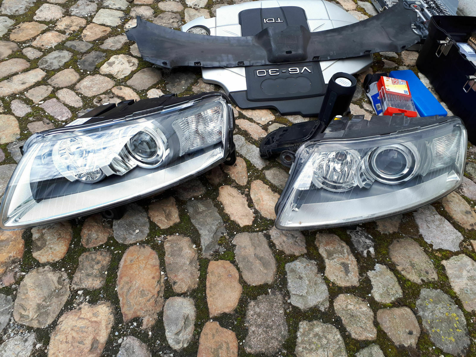 Links neu, rechts alt Adaptive Light Defekt!? Audi A6 4F 209250652
