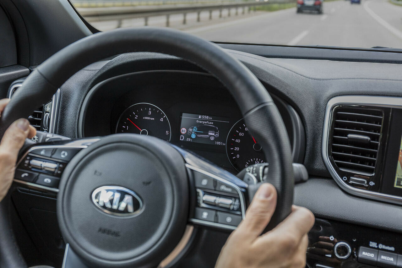 Sobald man vom Gas geht, wird rekuperiert. Die Bremsenergie fließt in den 48-Volt-Akku im Kofferraumboden