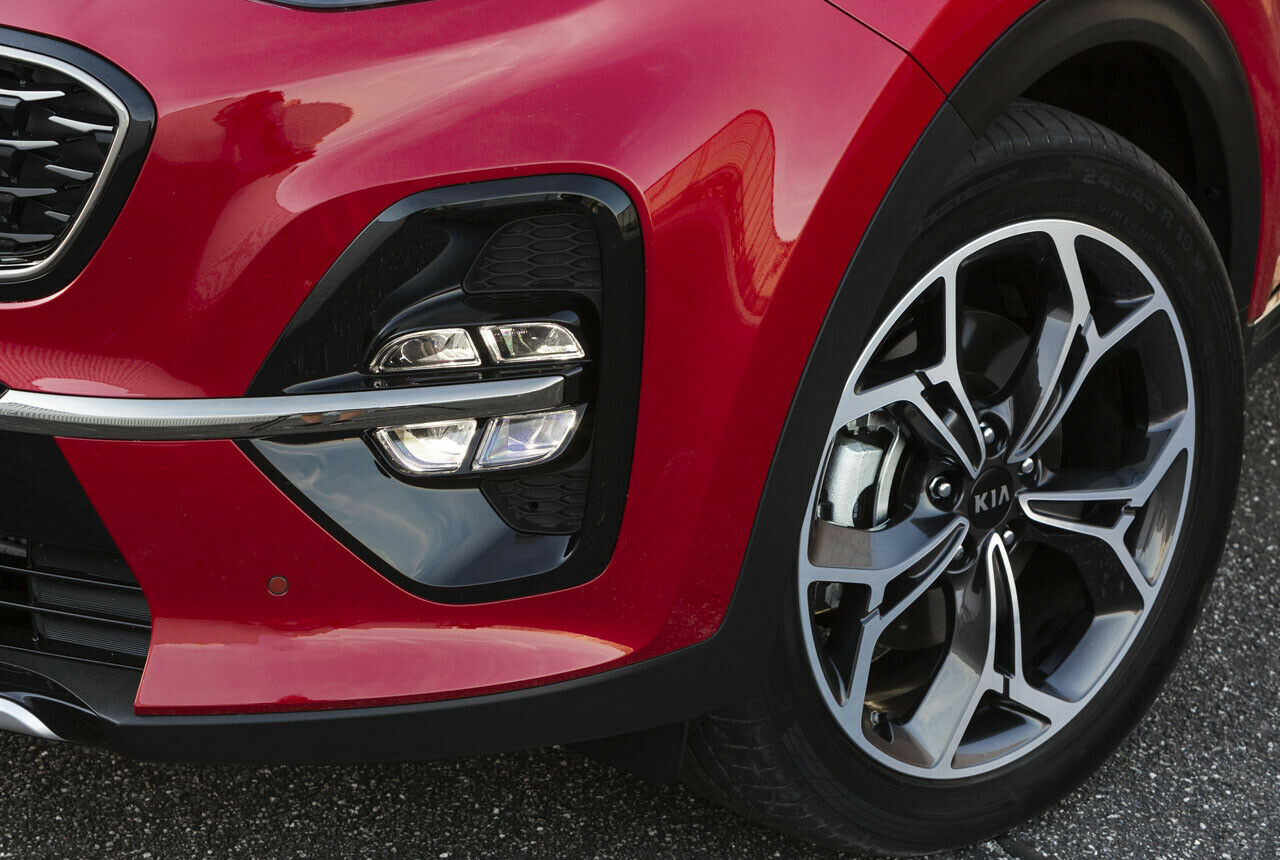 Der Frontstoßfänger bekommt andere Einsätze für die Nebelscheinwerfer und eine Chromspange