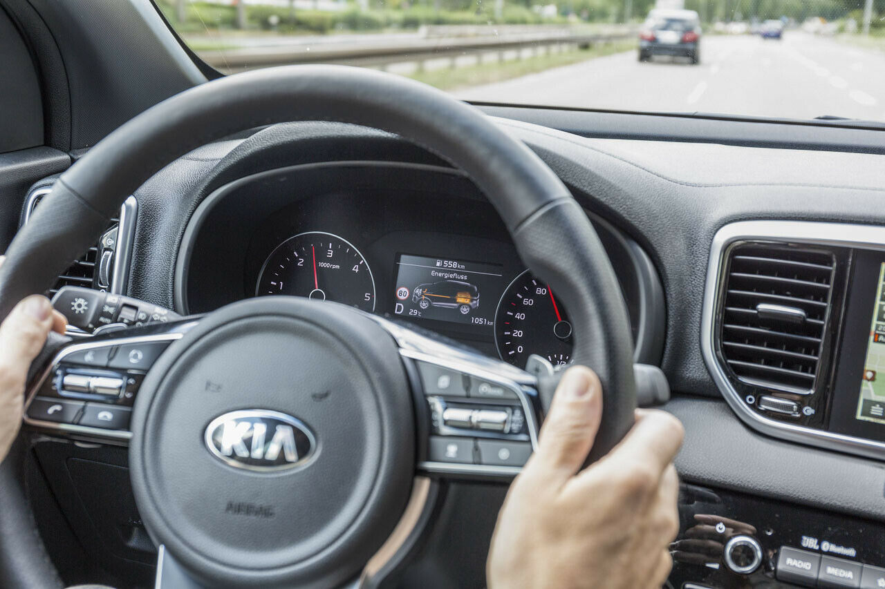 Bei kräftiger Beschleunigung boostet der Startergenerator und entlastet den Verbrenner