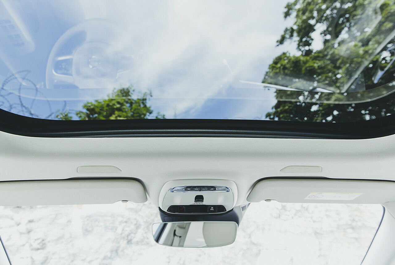 Über das Panoramaglasdach (im Paket 3.000 Euro) kommt viel Tageslicht in den Innenraum des Volvo V60