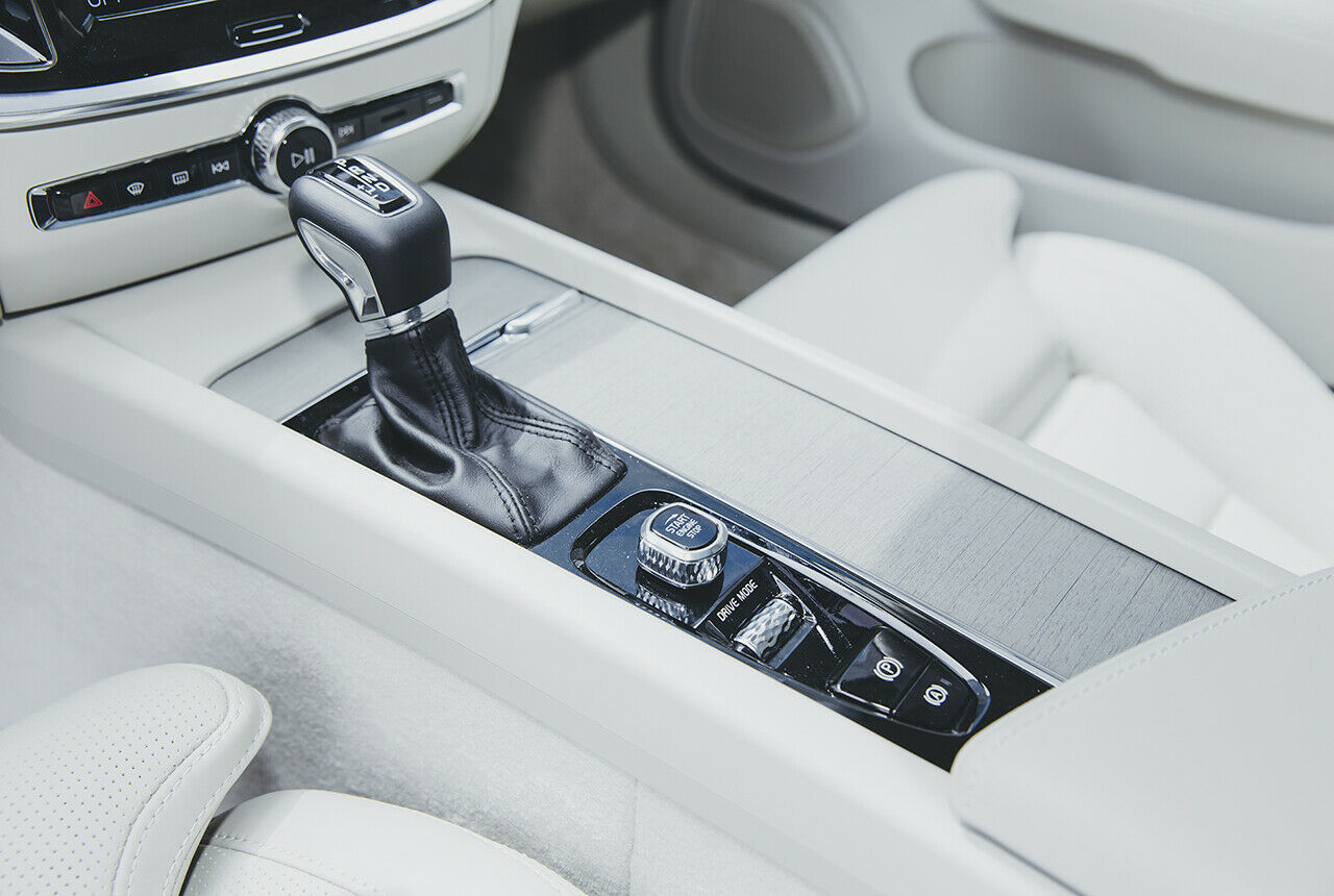 Unser Volvo V60 D4 kam mit Achtgang-Wandlerautomatik und Frontantrieb. Serienmäßig kommt der Kombi mit Sechsgang-Handschaltung