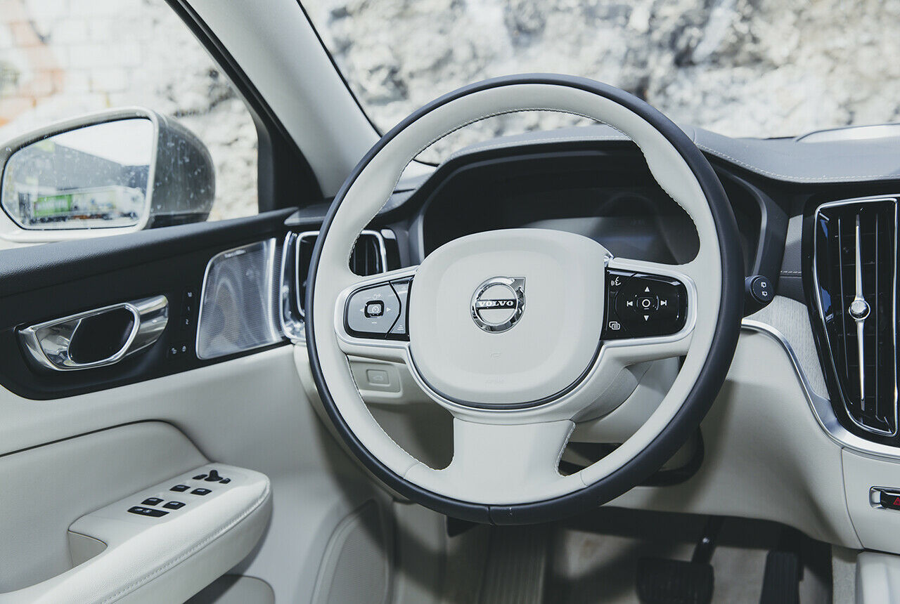Helles Leder, helles Holz: Im Volvo V60 fühlt man sich schnell wohl
