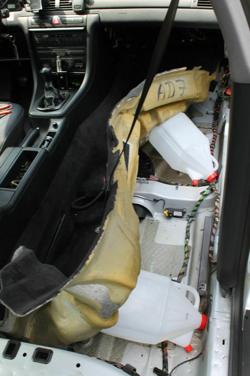 Audi Avant 2.4 Quattro - EZ 2003 - Wasser im Fußraum hinten rechts