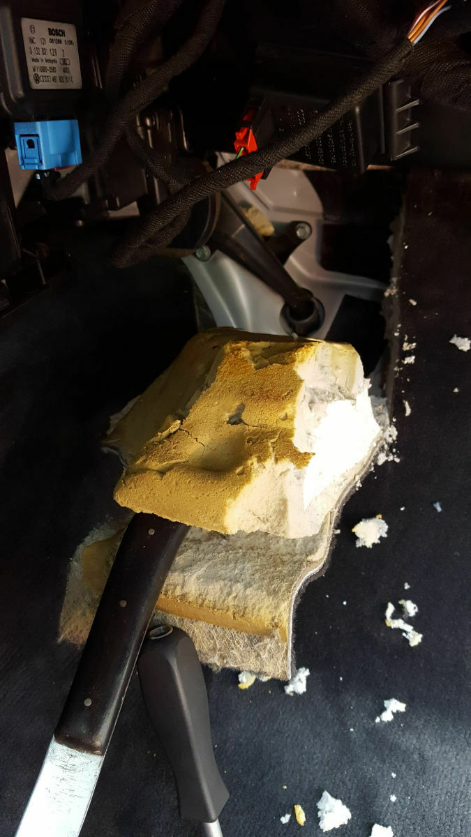 Audi Avant 2.4 Quattro - EZ 2003 - Wasser im Fußraum hinten rechts