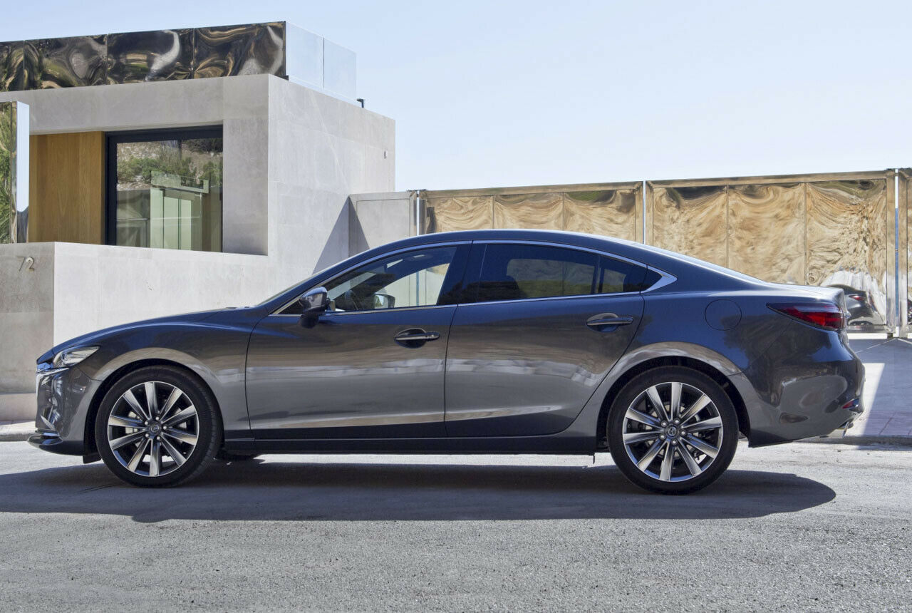 Die Limousine verkauft Mazda ab 27.590 Euro, sie misst rund 7 Zentimeter mehr in der Länge als der Kombi