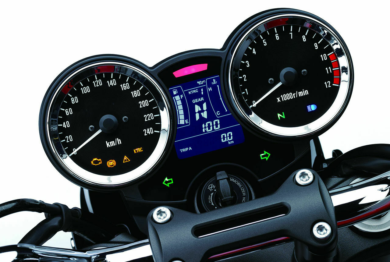 Tacho und Drehzahlmesser sind klassisch gestaltet. Alles Weitere lässt sich am Dispay dazwischen ablesen