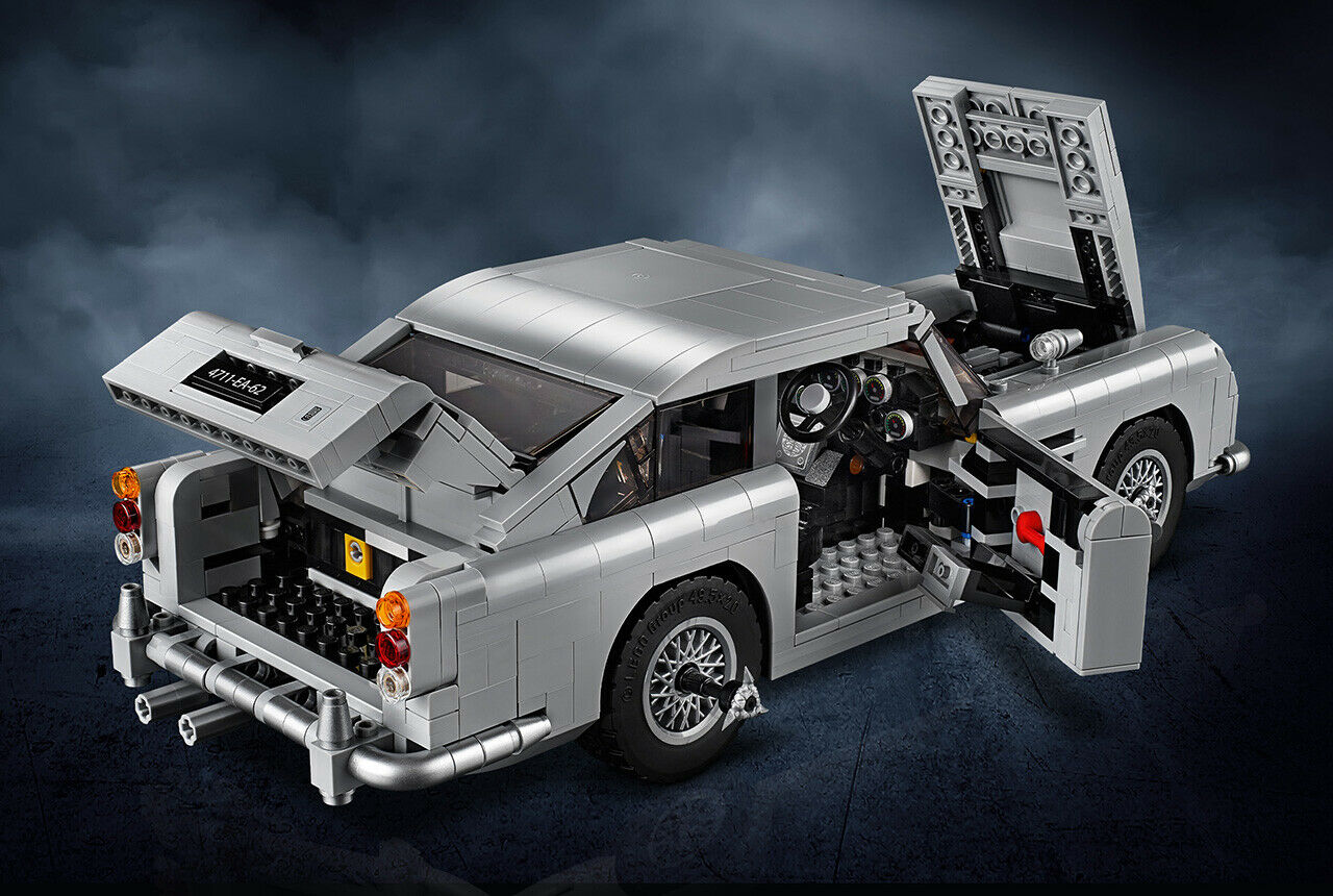 Über die Schleudersitz-Funktion (inklusive der Klappe im Dach) konnte sich James Bond unliebsamer Passagiere entledigen. Klappt im Lego-DB5 ebenfalls