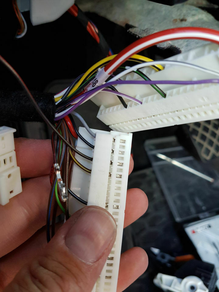 Stecker am Bordnetzsteuergeraet - Nase am Pin nach unten druecken und Kabel herausziehen (geht einfach wenn es richtig ist).jpg