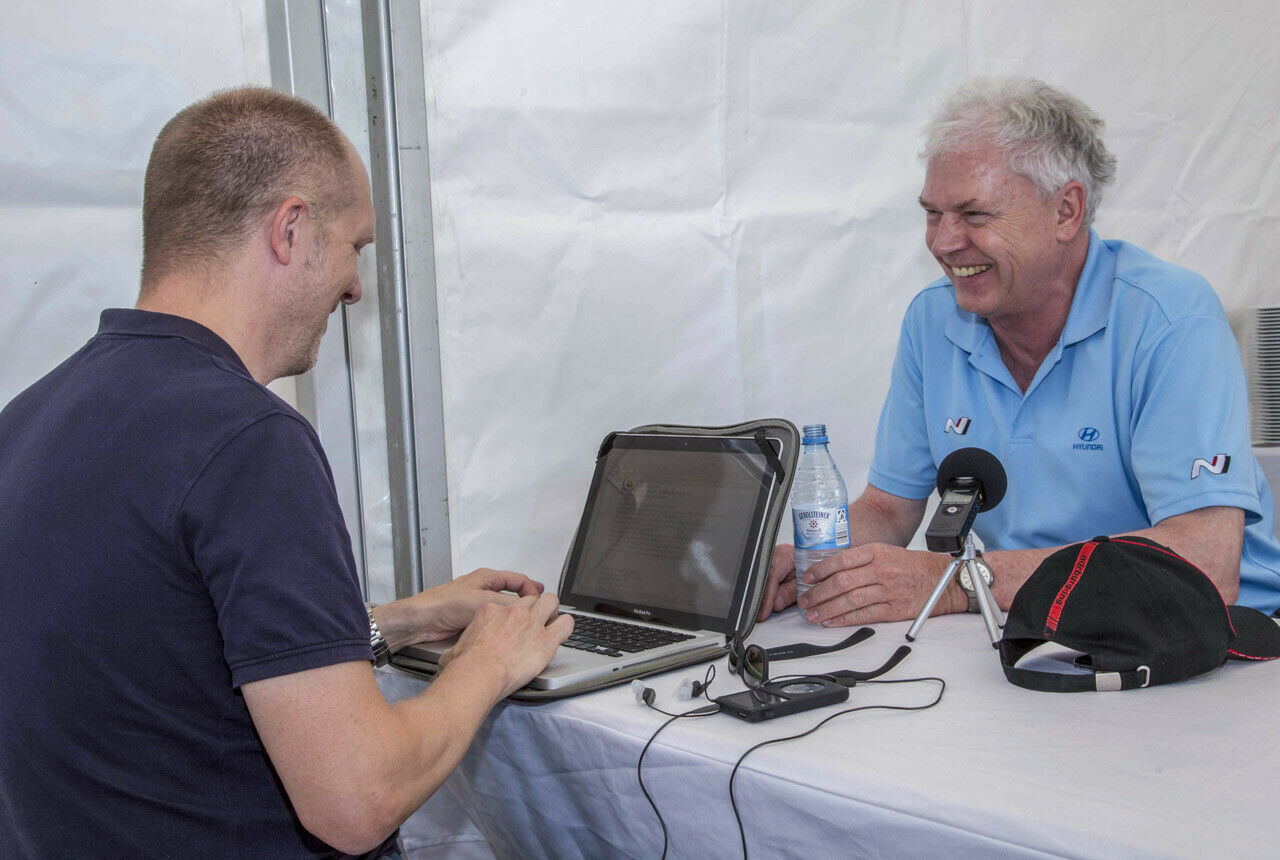 MOTOR-TALK-Reporter Fabian Hoberg im Gespräch mit Albert Biermann