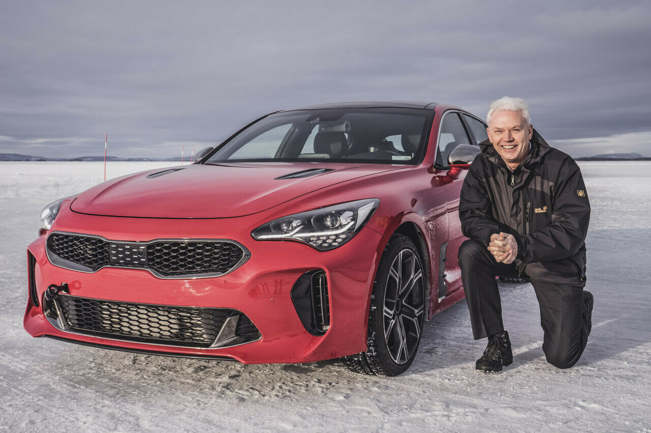 Albert Biermann mit einem Vorserien-Exemplar des Kia Stinger, Anfang 2017