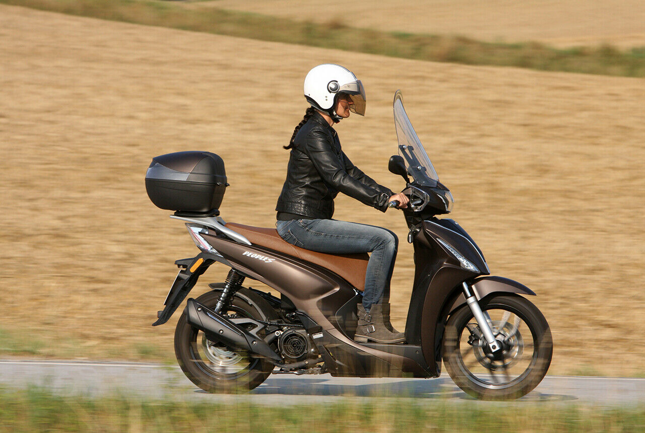 Der New People S 125i fährt vorne auf einem 16 Zoll Vorder- und einem 14 Zoll-Hinterrad