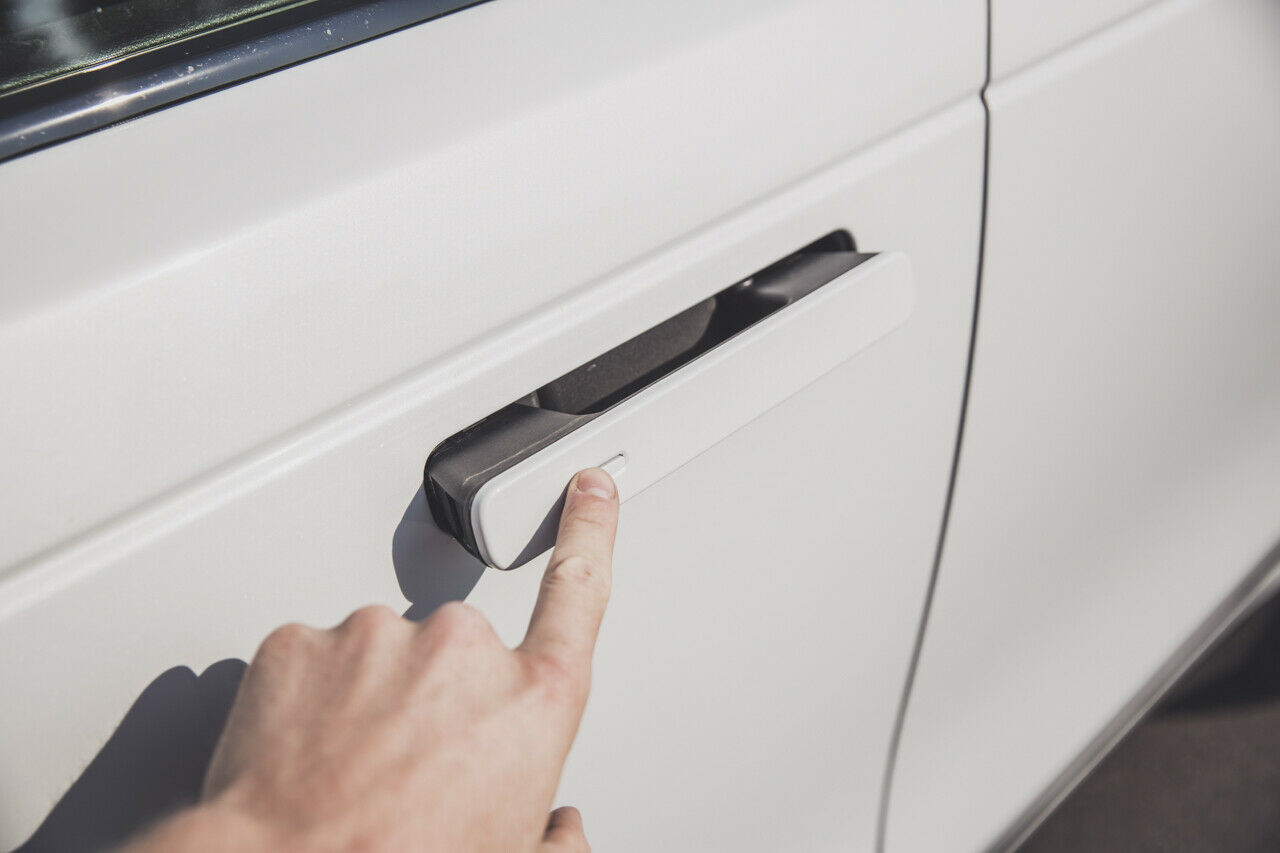 Nach dem Aufschließen fahren die Türgriffe automatisch aus den Türen