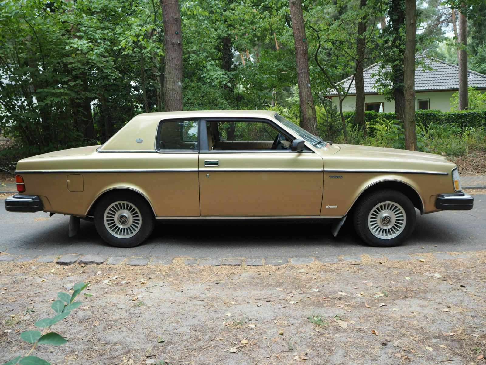 Die Entwürfe für den 262 C stammen nicht von Bertone, sondern von Volvos Hausdesigner Jan Wilsgaard